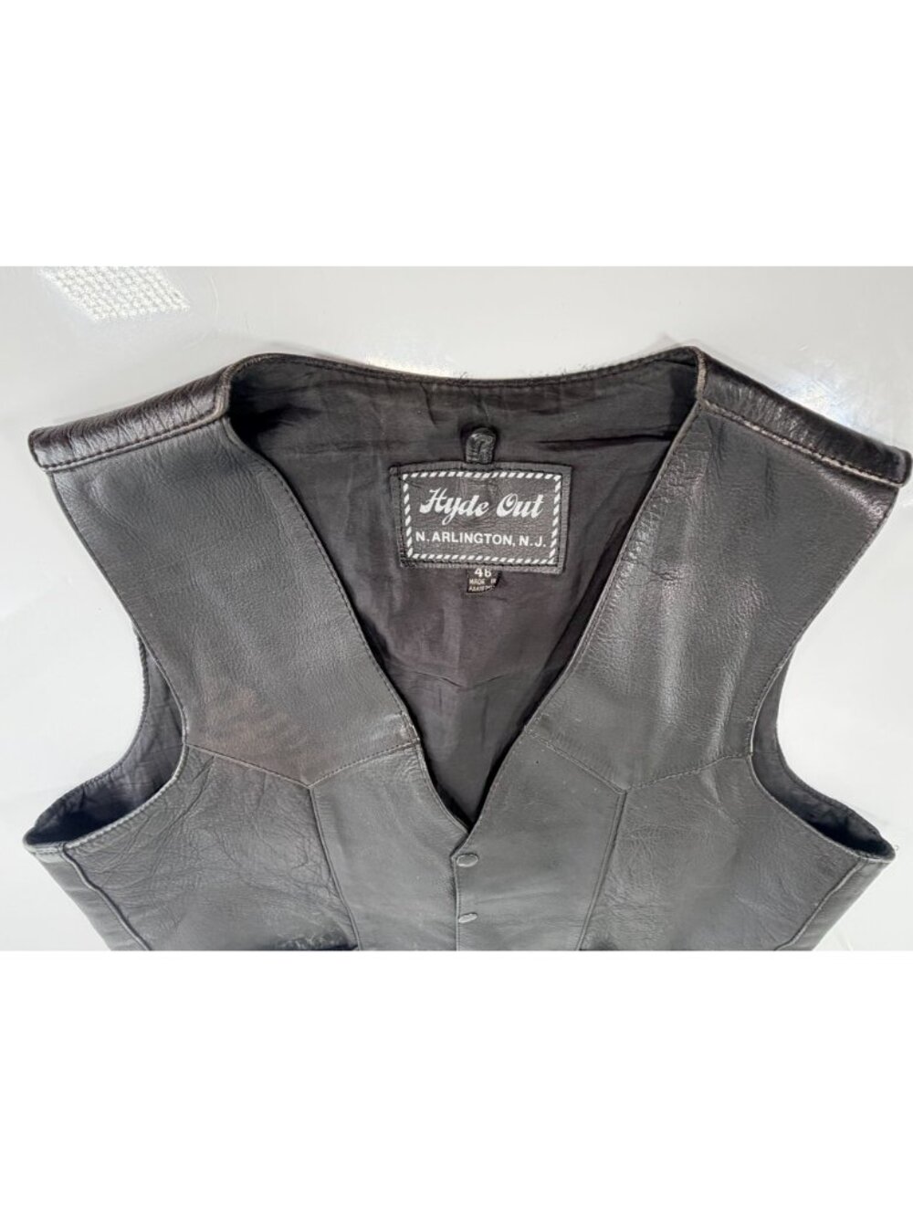 Vintage Mens Black Biker Leather Vest By Hyde Out Snap Closure Pockets 46B - Picture 4 of 8